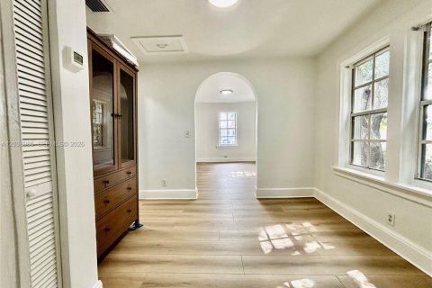 House in Miami, Florida 2 bedrooms, 63.17 sq.m. № 2073440 - photo 11