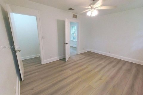House in Miami, Florida 2 bedrooms, 63.17 sq.m. № 2073440 - photo 13