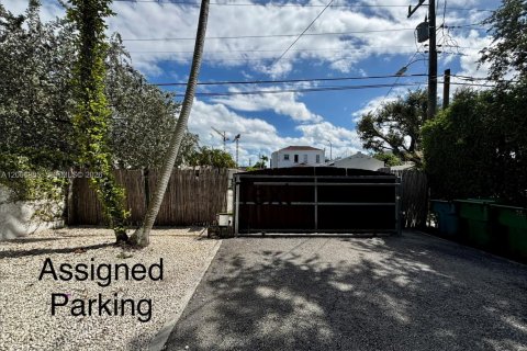 House in Miami, Florida 2 bedrooms, 63.17 sq.m. № 2073440 - photo 16