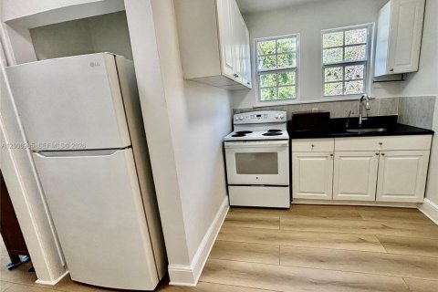 House in Miami, Florida 2 bedrooms, 63.17 sq.m. № 2073440 - photo 5