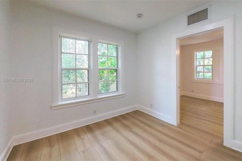 House in Miami, Florida 2 bedrooms, 63.17 sq.m. № 2073440 - photo 10