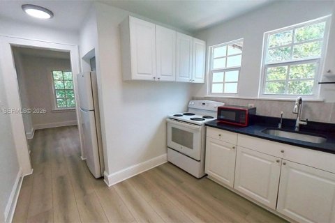 House in Miami, Florida 2 bedrooms, 63.17 sq.m. № 2073440 - photo 3