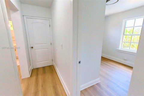 House in Miami, Florida 2 bedrooms, 63.17 sq.m. № 2073440