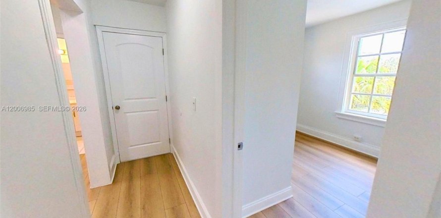 House in Miami, Florida 2 bedrooms, 63.17 sq.m. № 2073440