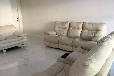 Casa en alquiler en Cutler Bay, Florida, 4 dormitorios, 204.48 m2 № 1991914 - foto 5