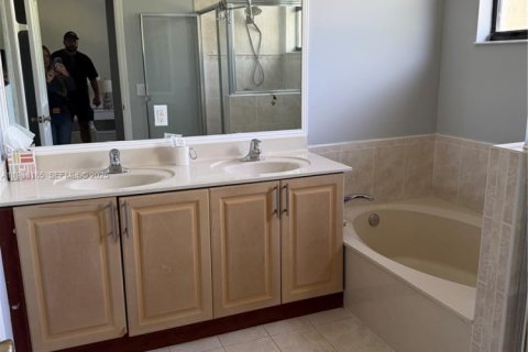 Casa en alquiler en Cutler Bay, Florida, 4 dormitorios, 204.48 m2 № 1991914 - foto 11