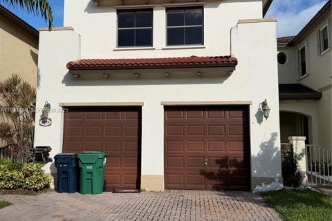 Casa en alquiler en Cutler Bay, Florida, 4 dormitorios, 204.48 m2 № 1991914 - foto 1