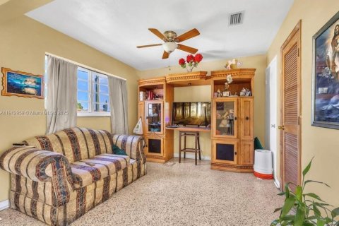 Villa ou maison à vendre à Miami Gardens, Floride: 4 chambres, 118.36 m2 № 1969264 - photo 12