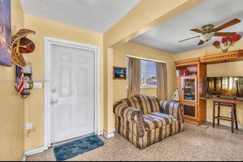 Villa ou maison à vendre à Miami Gardens, Floride: 4 chambres, 118.36 m2 № 1969264 - photo 11