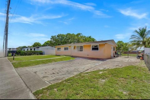 Villa ou maison à vendre à Miami Gardens, Floride: 4 chambres, 118.36 m2 № 1969264 - photo 2