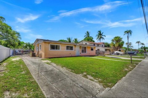 Villa ou maison à vendre à Miami Gardens, Floride: 4 chambres, 118.36 m2 № 1969264 - photo 1