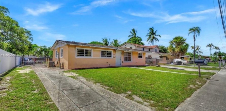 Villa ou maison à Miami Gardens, Floride 4 chambres, 118.36 m2 № 1969264