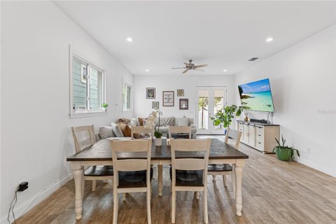 Townhouse in Tampa, Florida 3 bedrooms, 185.34 sq.m. № 2411654 - photo 8