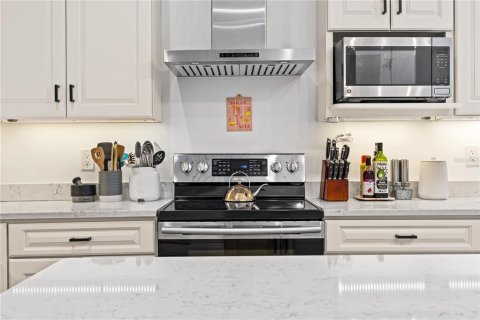 Townhouse in Tampa, Florida 3 bedrooms, 185.34 sq.m. № 2411654 - photo 15