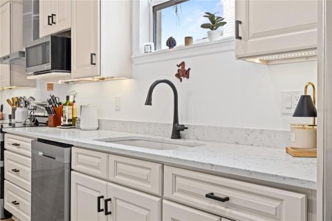 Townhouse in Tampa, Florida 3 bedrooms, 185.34 sq.m. № 2411654 - photo 17