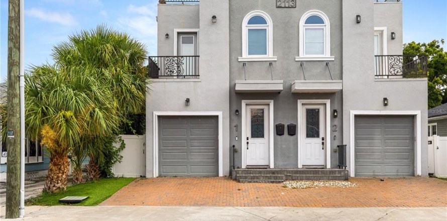 Townhouse in Tampa, Florida 3 bedrooms, 185.34 sq.m. № 2411654