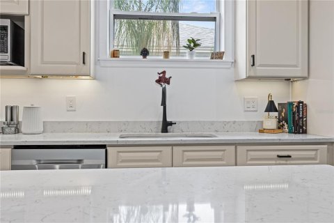 Townhouse in Tampa, Florida 3 bedrooms, 185.34 sq.m. № 2411654 - photo 16