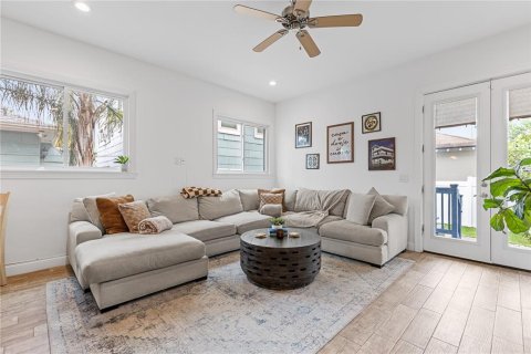 Townhouse in Tampa, Florida 3 bedrooms, 185.34 sq.m. № 2411654 - photo 6