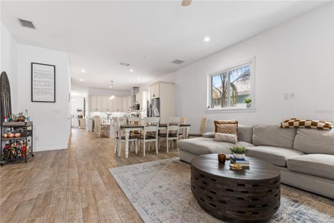 Townhouse in Tampa, Florida 3 bedrooms, 185.34 sq.m. № 2411654 - photo 7