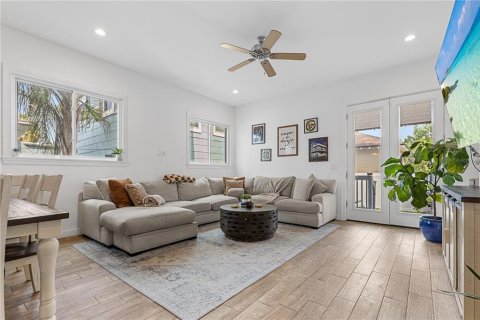 Townhouse in Tampa, Florida 3 bedrooms, 185.34 sq.m. № 2411654 - photo 4