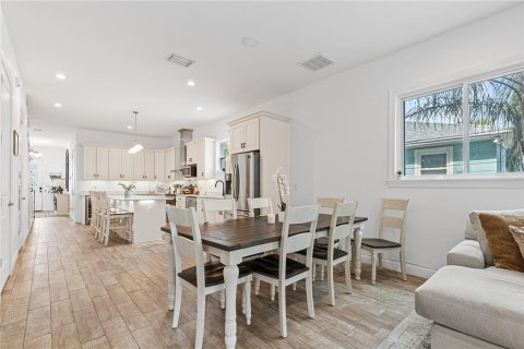 Townhouse in Tampa, Florida 3 bedrooms, 185.34 sq.m. № 2411654 - photo 9