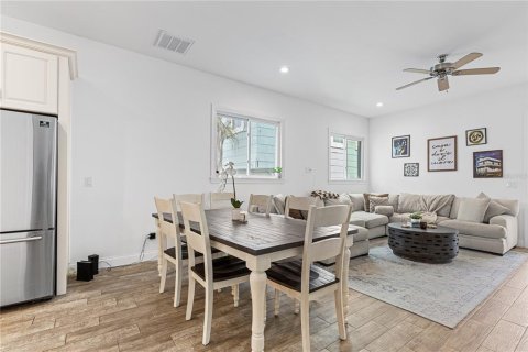 Townhouse in Tampa, Florida 3 bedrooms, 185.34 sq.m. № 2411654 - photo 10