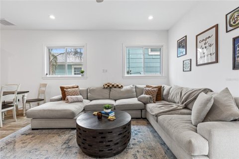 Townhouse in Tampa, Florida 3 bedrooms, 185.34 sq.m. № 2411654 - photo 5