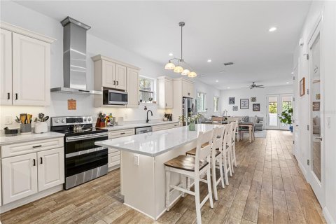 Townhouse in Tampa, Florida 3 bedrooms, 185.34 sq.m. № 2411654 - photo 13