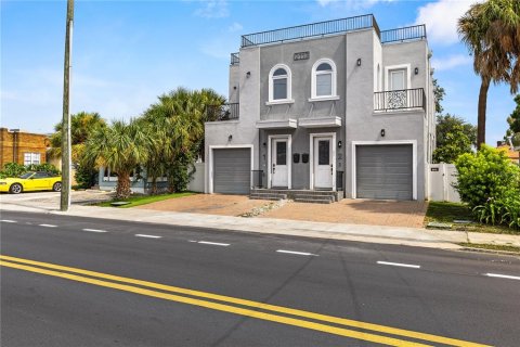Townhouse in Tampa, Florida 3 bedrooms, 185.34 sq.m. № 2411654 - photo 2