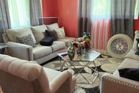 House in North Miami, Florida 3 bedrooms, 216.28 sq.m. № 1871942 - photo 13