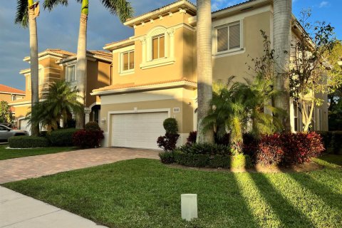 House in Boynton Beach, Florida 5 bedrooms, 288.55 sq.m. № 2184205 - photo 2