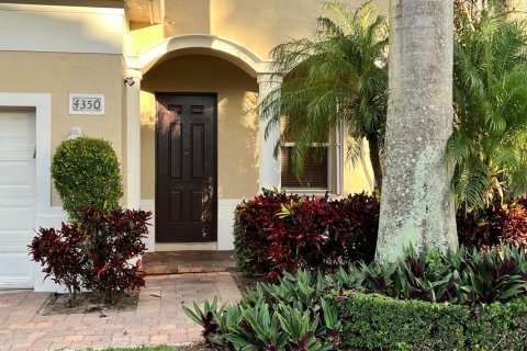 House in Boynton Beach, Florida 5 bedrooms, 288.55 sq.m. № 2184205 - photo 3