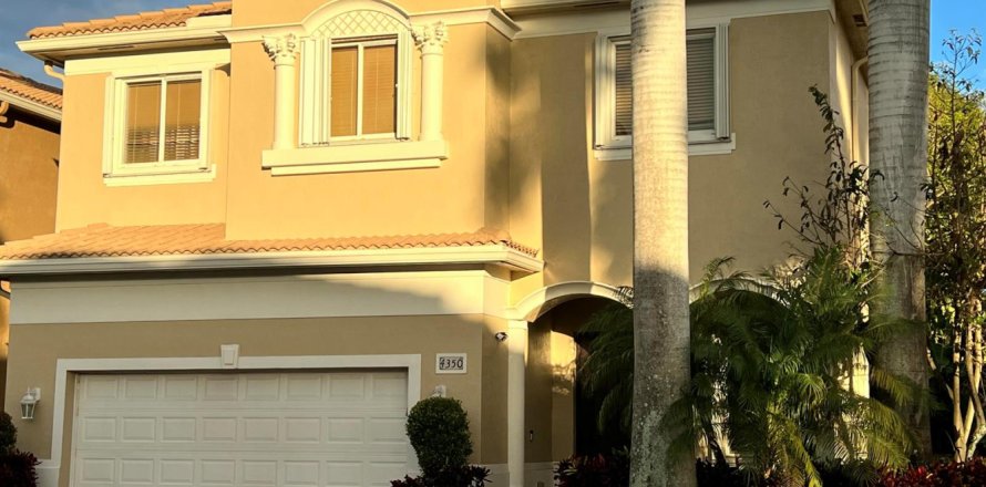 House in Boynton Beach, Florida 5 bedrooms, 288.55 sq.m. № 2184205