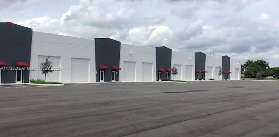 Commercial property in Homestead, Florida № 1859464