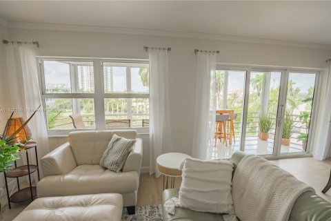 Condo in Hallandale Beach, Florida, 2 bedrooms  № 1809262 - photo 15