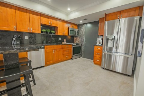 Condo in Hallandale Beach, Florida, 2 bedrooms  № 1809262 - photo 10