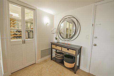 Condo in Hallandale Beach, Florida, 2 bedrooms  № 1809262 - photo 18