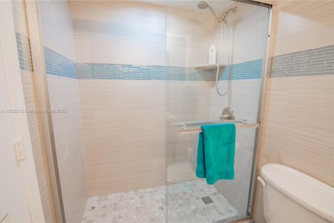 Condo in Hallandale Beach, Florida, 2 bedrooms  № 1809262 - photo 22