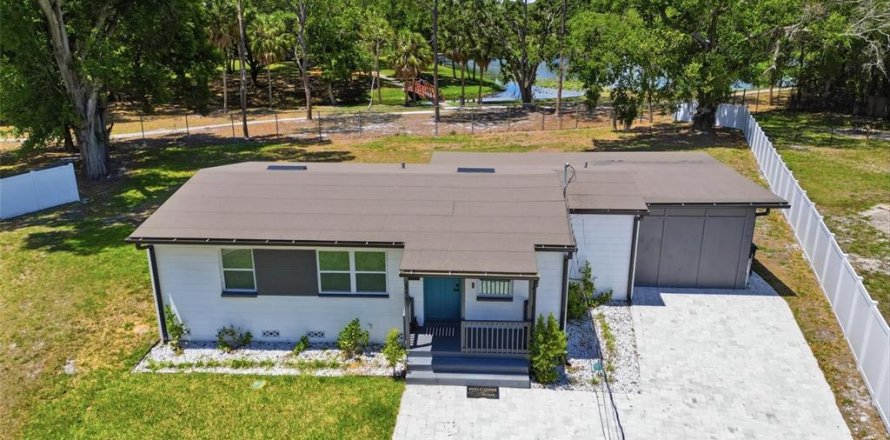 House in Orlando, Florida 4 bedrooms, 127.74 sq.m. № 2151207