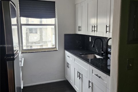 Estudio en el Condominio en Miami Beach, Florida  № 2006507