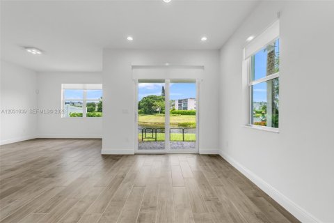 Townhouse in Deerfield Beach, Florida 3 bedrooms, 175.4 sq.m. № 2086788 - photo 15