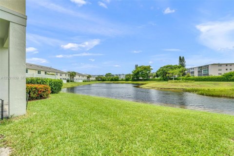 Townhouse in Deerfield Beach, Florida 3 bedrooms, 175.4 sq.m. № 2086788 - photo 21
