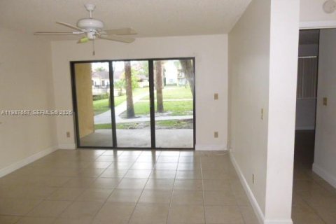 Condo in Coral Springs, Florida, 3 bedrooms  № 2058007 - photo 7