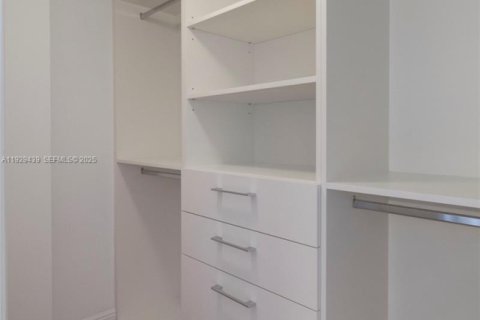 Снять в аренду кондоминиум в Майами-Бич, Флорида 2 спальни, 93.37м2, № 1989369 - фото 11