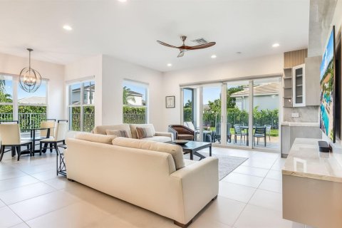 House in Delray Beach, Florida 4 bedrooms, 215.35 sq.m. № 2279595 - photo 15