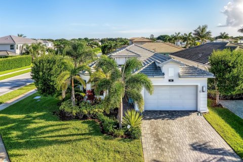 House in Delray Beach, Florida 4 bedrooms, 215.35 sq.m. № 2279595