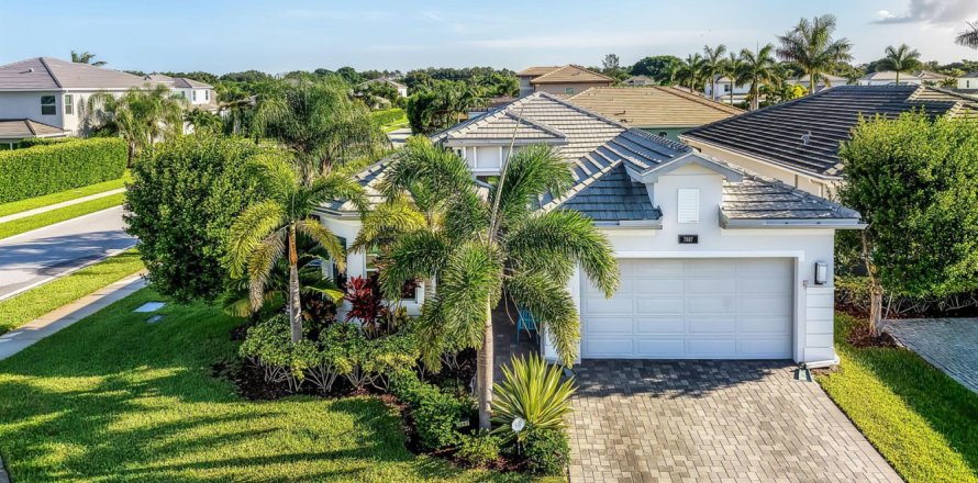 House in Delray Beach, Florida 4 bedrooms, 215.35 sq.m. № 2279595
