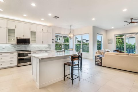 House in Delray Beach, Florida 4 bedrooms, 215.35 sq.m. № 2279595 - photo 6