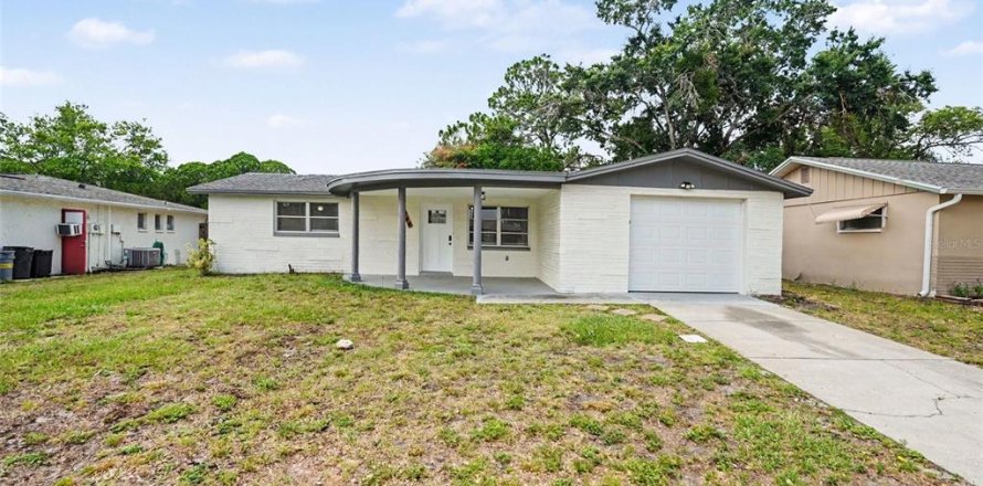 House in New Port Richey, Florida 3 bedrooms, 125.7 sq.m. № 2156607