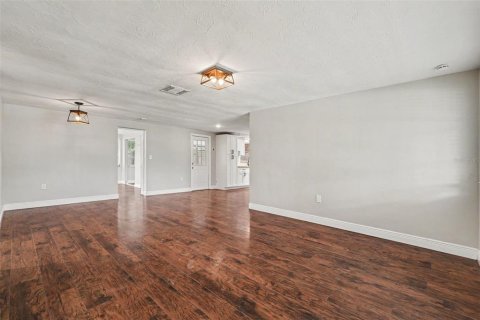 House in New Port Richey, Florida 3 bedrooms, 125.7 sq.m. № 2156607 - photo 4